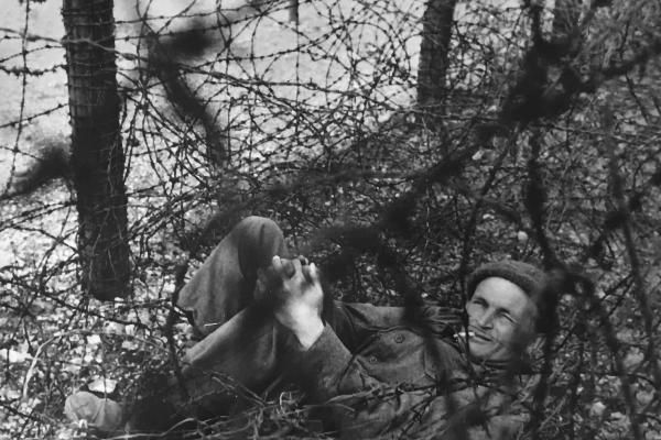full_Charlie_tangled_in_coiled_barbed_wire_between_the_inner_and_outer_fences_when_his_escape_bid_failed._The_photo_was_taken_by_the_Camp_Commandant_Hauptmann_Knapp_credit_National_Army_Museum.jpg